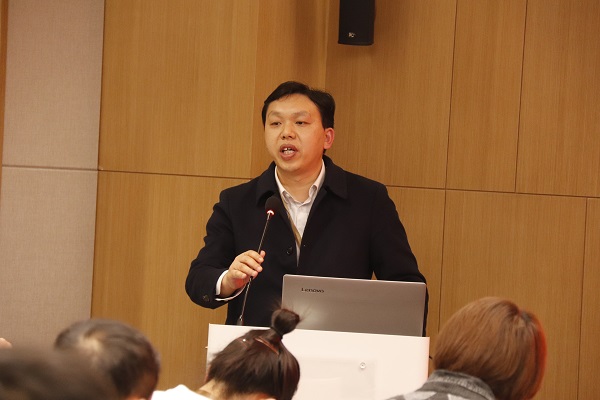 6、压球(中国)总工程师苏群山主持会议 .JPG
