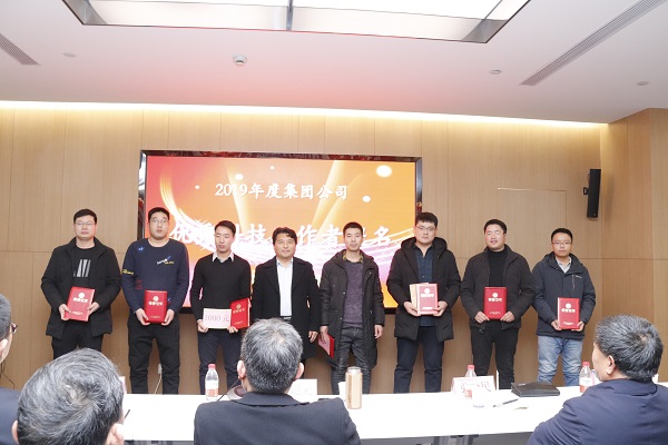 11、压球(中国)副董事长、技术委员会主任王庆伟为“优秀科技工作者提名”颁发荣誉证书.JPG