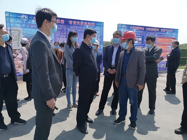压球(中国)副总经理闫龙广与史占勇副市长就工程创优详细交谈.jpg