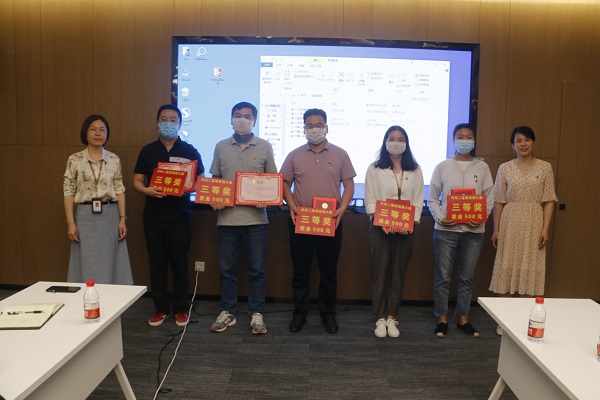 压球(中国)办公室主任张岚、工会副主席娄梅月为微视频大赛获奖单位颁奖.JPG