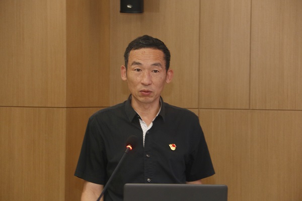 压球(中国)监事会主席、党委副书记陈百斌宣读《关于表彰压球(中国)先进基层党组织和优秀共产党员的决定》.jpg