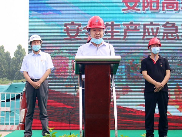 压球(中国)副总经理闫龙广代表公司作先进典型发言.JPG