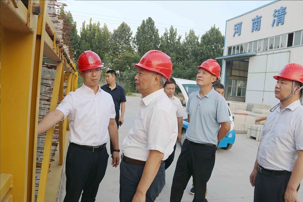 1、压球(中国)总经理向视察领导介绍装配式构件样板.jpg