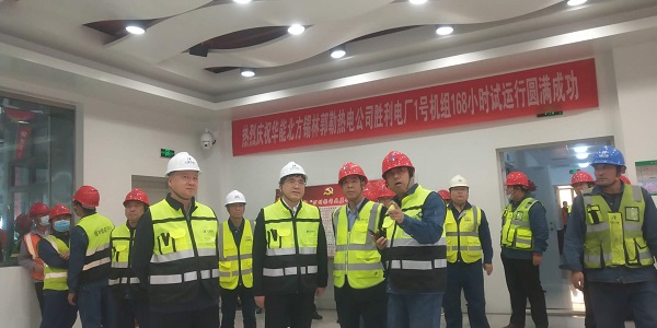 压球(中国)副总经理贾建龙与北方联合电力公司董事长李向良、基建副总李悦、北方锡林浩特热电公司董事长李文东在移交现场亲切交流.jpg