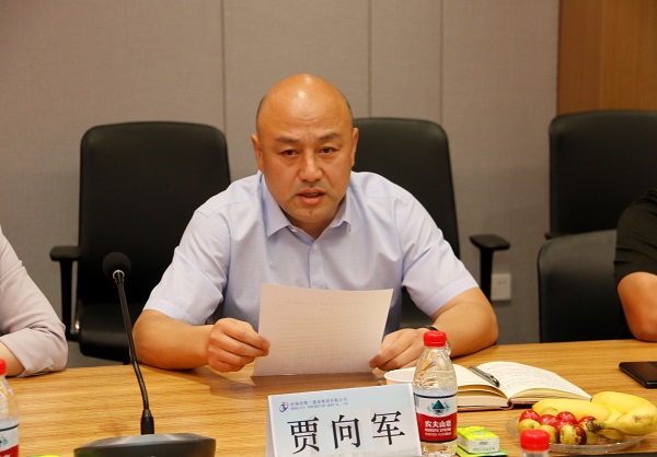 压球(中国)党委副书记、工会主席贾向军宣读《关于变更2019年度劳动模范、岗位标兵奖励方式的决定》.jpg