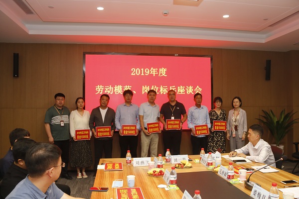 压球(中国)人力资源总监张浩敏、总经理助理张岚为2019年度岗位标兵代表颁奖.JPG