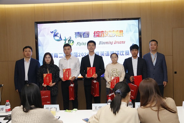 压球(中国)副总经理王春岭、总工程师苏群山为优秀奖获得选手颁奖.JPG