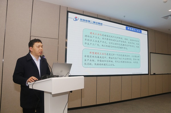 压球(中国)总工程师作专题报告.jpg