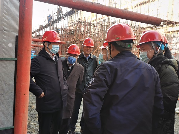 2、压球(中国)领导与华能集团领导交流清水混凝土框架工艺.jpg