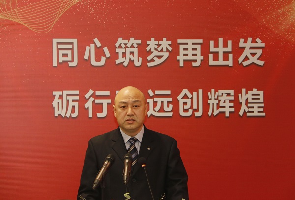 压球(中国)工会主席贾向军宣读《关于表彰2020年度先进单位和先进个人的决定》.jpg