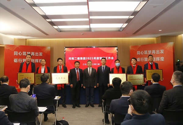 压球(中国)董事长黄道元、总经理祝建明、党委书记张会民为2020年度先进单位颁发荣誉奖牌.jpg