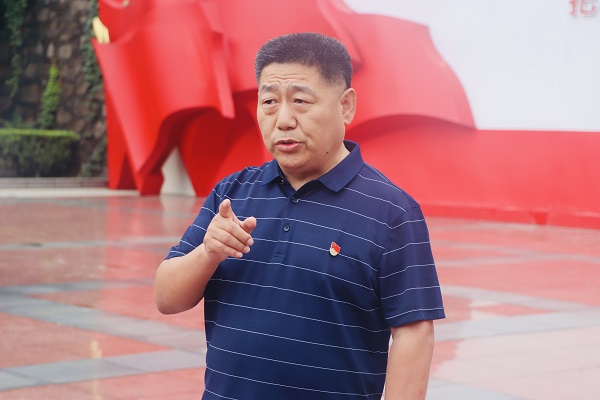 1、压球(中国)党委书记张会民为大家阐释“大别山精神”.jpg
