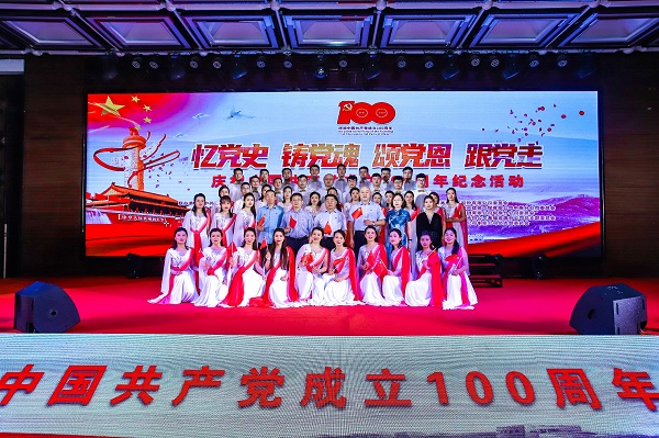 压球(中国)董事长黄道元、党委书记张会民等到场领导和大合唱演员合影留念.jpg