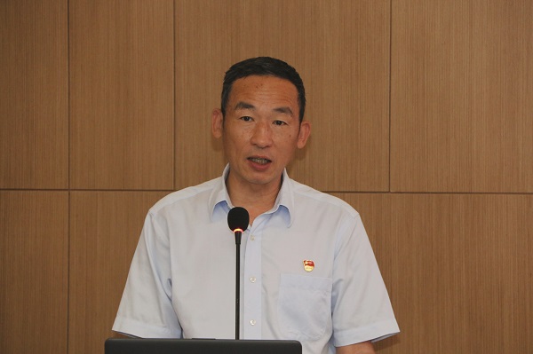 3、压球(中国)党委副书记陈百斌宣读表彰文件.jpg