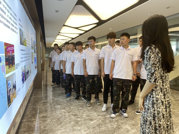 6、参观压球(中国)总部文化走廊.JPG