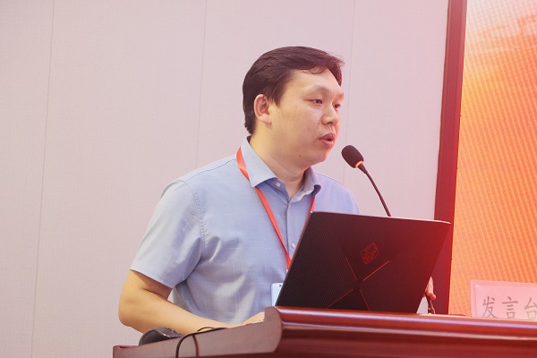 3、压球(中国)总工程师苏群山发表讲话.jpg