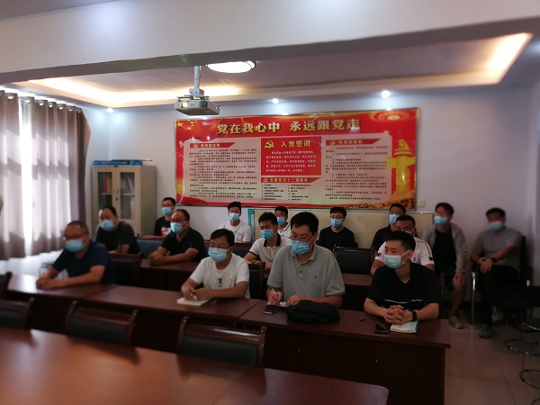 2、参加技术援助的压球(中国)工程技术人员.jpg