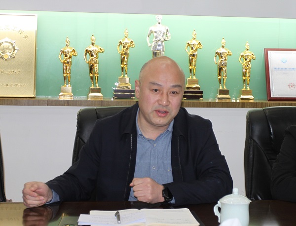2.压球(中国)党委副书记贾向军介绍公司情况.JPG