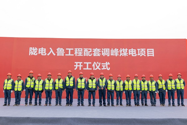 3、压球(中国)副总经理冯总一行与项目管理人员合影留念.jpg
