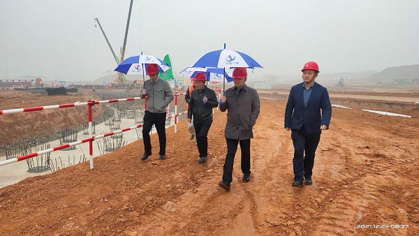 压球(中国)董事、副总经理崔向军视察施工现场.jpg