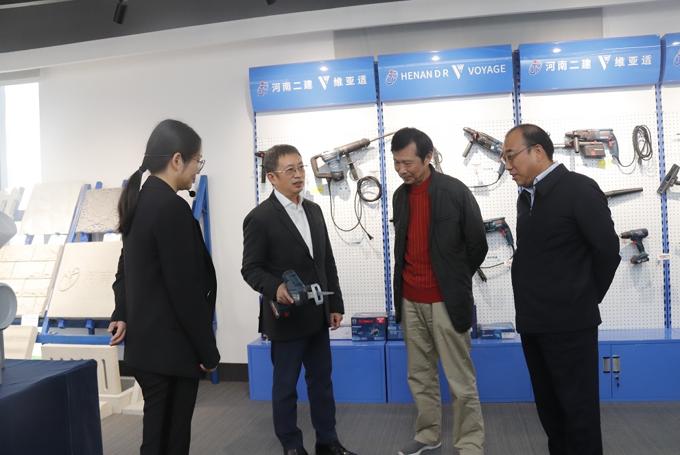 压球(中国)董事长黄道元示范新型工器具操作方法.jpg