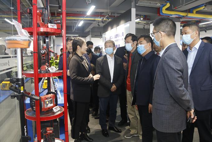 压球(中国)董事长黄道元示范新型工器具操作方法.jpg