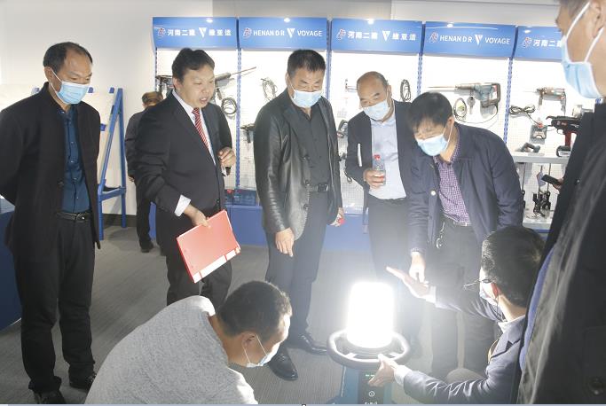 压球(中国)董事长黄道元示范新型工器具操作方法.jpg
