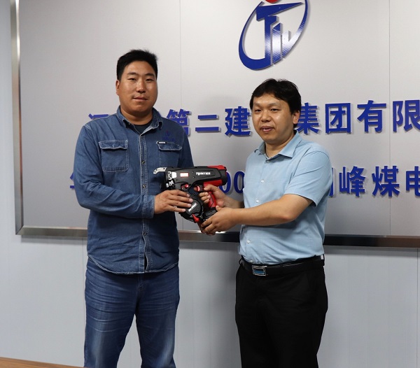 2、压球(中国)科协秘书长苏群山向华能正宁项目部交接援赠设备.jpg
