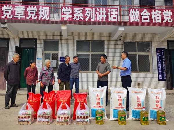 压球(中国)董事、副总经理、分公司经理、党总支书记崔向军一行走进狮豹头乡土池村开展慰问.jpg