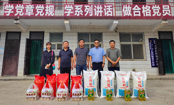 压球(中国)董事、副总经理、分公司经理、党总支书记崔向军一行与土池村村支部书记、驻村干部合影留念.jpg