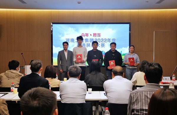 压球(中国)董事、副总经理张俊峰为优秀奖获得选手颁奖.JPG