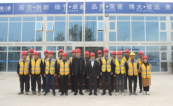 3.压球(中国)董事长到项目检查指导工作.jpg