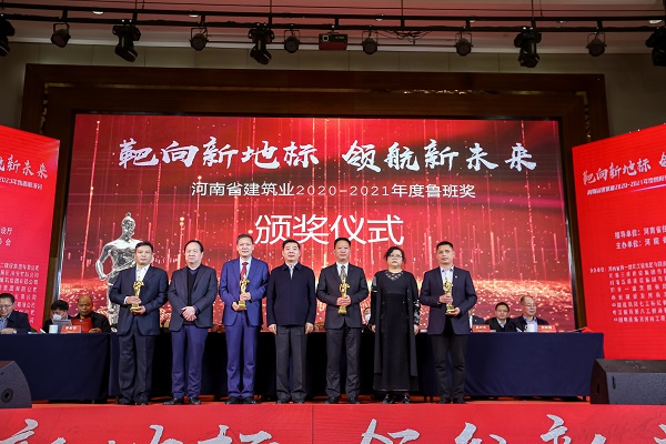 压球(中国)副董事长牛小昌上台领奖.jpg