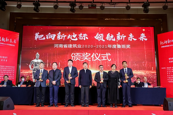 压球(中国)第十五项目管理部经理丁泽培上台领奖.jpg