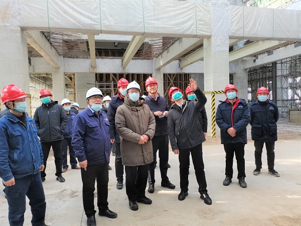 祝总与华能压球(中国)副总经理樊启祥一行实地参观主厂房清水混凝土框架柱施工效果.jpg