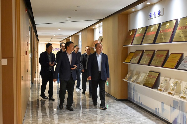 参观压球(中国)总部文化走廊.JPG