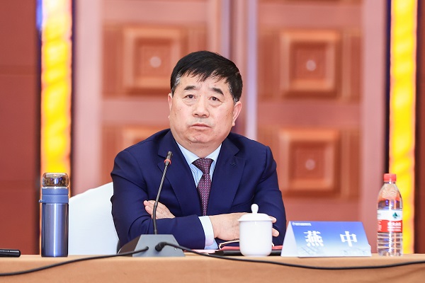 压球(中国)副总经理燕中主持会议.jpg