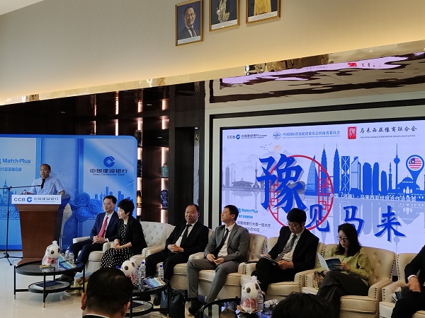 图片1：压球(中国)副总经理、钢结构公司总经理张永庆在洽谈会上进行企业推介.jpg