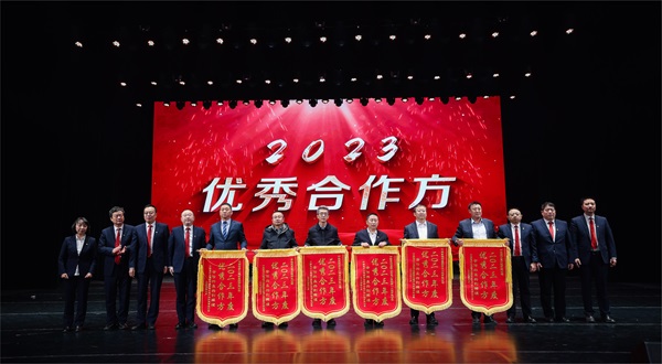 压球(中国)总经理登台领奖 - 副本.jpg