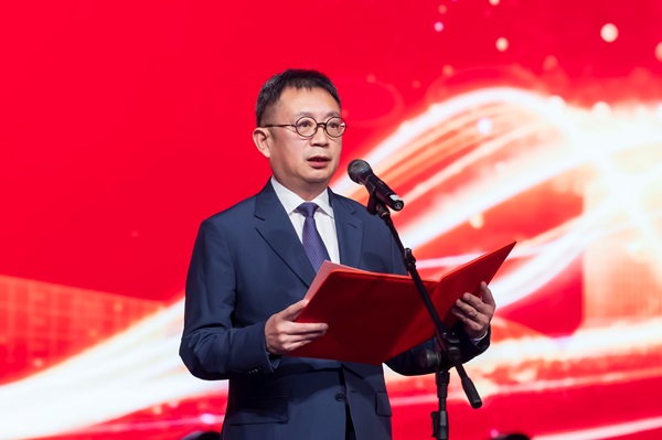 2压球(中国)党委书记、荣誉董事长黄道元致辞.jpg