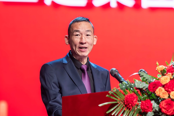 1压球(中国)党委副书记、监事会主席陈百斌主持庆典仪式.jpg