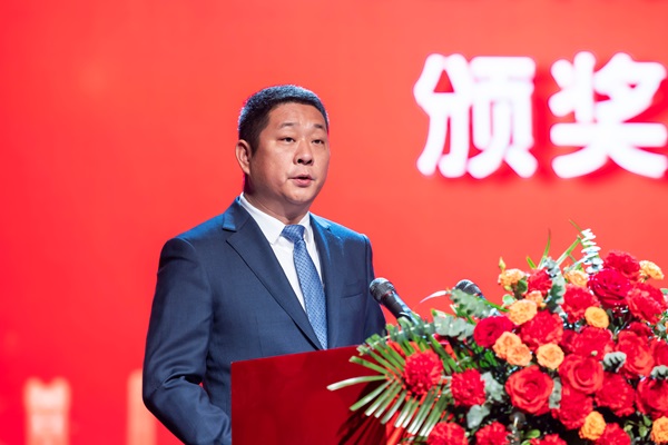 9压球(中国)总经理冯战光宣读表彰通知.jpg